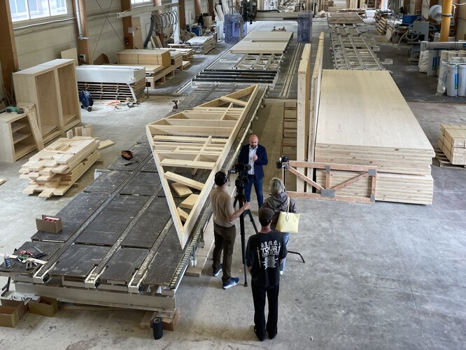 Výroba prefabrikovaných dřevostaveb.