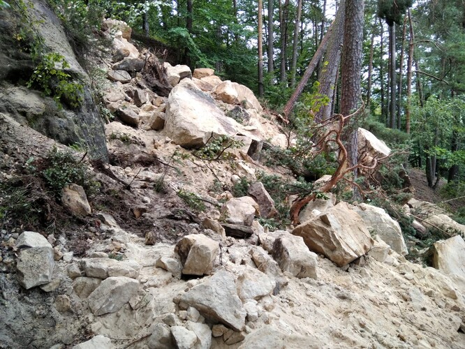 Skalní řícení u Koliště, turistická trasa uzavřena.