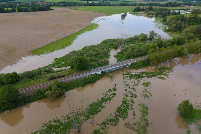 Přívalový déšť spláchl letos půdu z polí na Domažlicku do říčky Zubřiny.