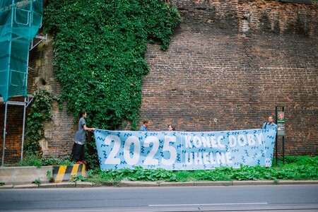 Zhruba 50 lidí dnes dvě hodiny demonstrovalo před budovou úřadu vlády v Praze, kde od 10:00 poprvé zasedla uhelná komise.