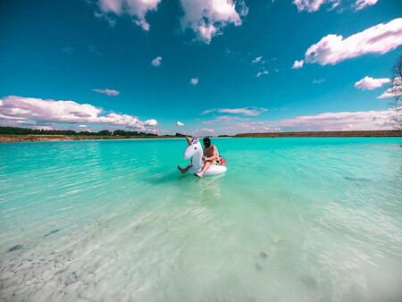 Ruští instagrameři se sjíždějí k tyrkysovému jezírku na Sibiři, aby si tam pořídili netradiční fotografie.