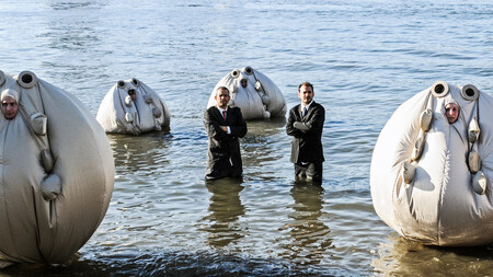 Snímek Yesmani se bouří vypráví o svérázných buřičích, které pořádají mimo jiné falešné tiskové konference úřadů i korporací