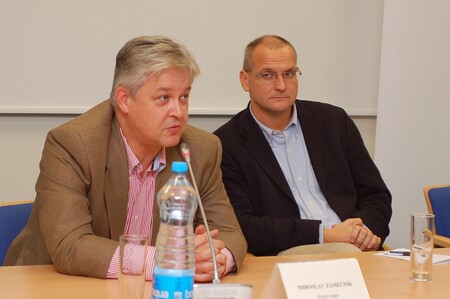 Ekonomicky mají největší smysl úspory a až potom nové bloky jaderné elektrárny, říká Miroslav Zámečník (vlevo). Vedle něj Václav Bartušek, zmocněnec vlády pro dostavbu Temelína.