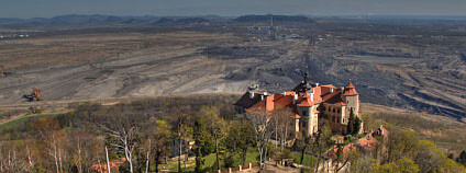 Pohledu na obrovský povrchový důl od zámku Jezeří v severozápadních Čechách.
