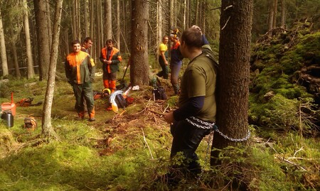 Ochránci přírody zpočátku přivazování ke stromům nechtěli používat, nyní tuto taktiku několik lidí zvolilo.
