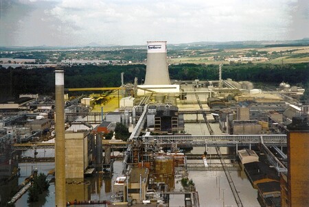 V lednu 2002 Greenpeace upozorňuje na riziko zaplavení objektů v areálu Spolany Neratovice, které jsou zamořeny extrémně jedovatými dioxiny. A žádá Spolanu, aby přijala řádná protipovodňová opatření. Vedení Spolany celou věc bagatelizuje. V létě pak skutečně povodeň přišla a dioxinové objekty byly zaplaveny. Spolana i ministerstvo životního prostředí to však popírá, pravdu odhalí až letecké fotografie Greenpeace.