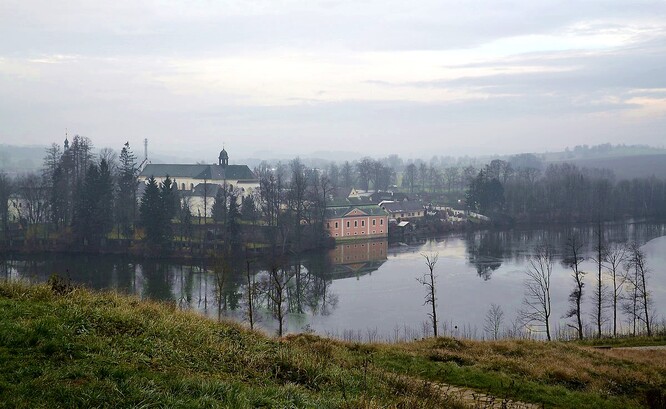 Stezka s dřevěnými chodníky nad mokřady je u rybníka blízko Zelené hory asi deset let.