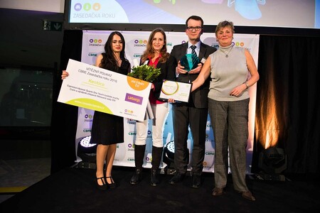 Simona Kalvoda, výkonná ředitelka České rady pro šetrné budovy (první zprava), předala Gabriele Jakabové, Chief Administrative Officer Kentico Software (druhá zleva), diplom za vítězství v kategorii Zdravá kancelář soutěže CBRE Zasedačka roku 2016.