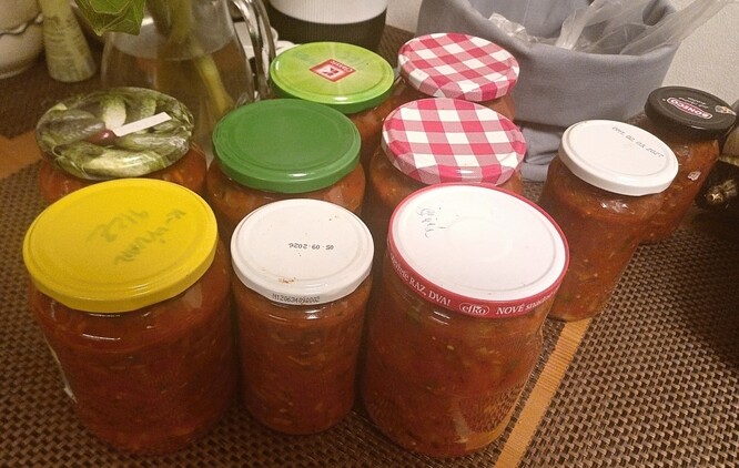 Červená omáčka. Dá se schovat na později.