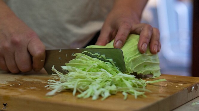Základní ingredience pro kysané zelí tvoří sůl a kmín a hořčičné semínko. Přidat se může i cibule a křen. Objevují se i celá jablka. "Nasáknou šťávu ze zelí a jsou velmi chutná," prozradil rodinný recept mladý muž z Hlučína. Někteří lidé pak do soudku se zelím dávají i půlky celých hlávek. Zelné listy tak změknou a dají se využít v kuchyni.