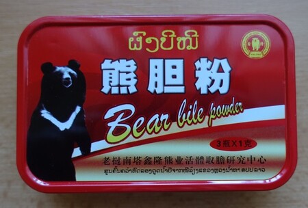 Opakovaně inspektoři nacházejí v zásilkách korály, dovezené jako suvenýry od moře, nebo výrobky tradiční čínské medicíny. Mezi mini je například medvědí žluč (na obrázku) nebo mošus, což je výtažek z pohlavních žláz asijského jelínka.