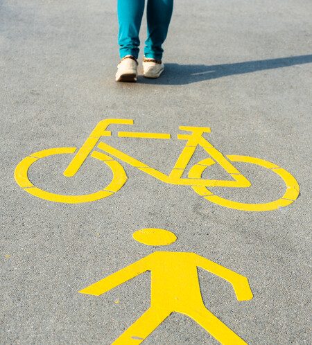 Nová cyklostezka do průmyslové zóny s předpokládanými náklady 73 milionů korun povede z části města Bedřichov, začínat bude v ulici 5. května. Cyklisté po ní budou jezdit vedle dálničního přivaděče k mostu na ulici Pávovská. / Ilustrační foto