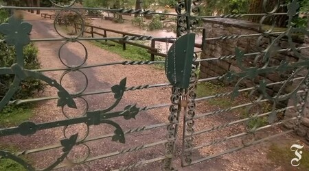 Záplavy zapříčinily silné bouřky, které zasáhly oblast kolem Lünebachu. Velká voda podemlela ploty, a medvěd a potenciálně i další zvířata se tak mohly dostat na svobodu. Zoo Eifel (na obrázku) leží v německé spolkové zemi Porýní-Falc blízko hranice s Lucemburskem a Belgií. Jde o soukromé zařízení fungující od roku 1972. Chová 60 druhů exotických a dalších zvířat, celkem asi 400 kusů.