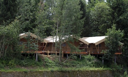 Zoologická zahrada stany postavila tak, aby navodily atmosféru ubytování na pravém africkém safari. Každý ze stanů nese jméno některého afrického státu a je označený jeho vlajkou, lidé tak mohou složit hlavu v Ugandě, Kongu či Zimbabwe