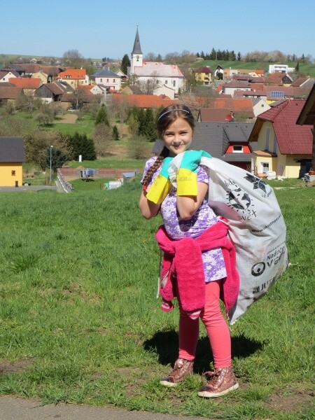 Školy od mateřských až po střední často úklidem oslavují Den Země, který každoročně 22. dubna připomíná neblahé dopady člověka na životní prostředí