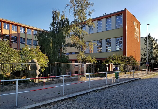 Velká okna poskytují dostatek přirozeného světla ve třídách. Častým problémem je ale přehřívání interiéru v letních měsících.