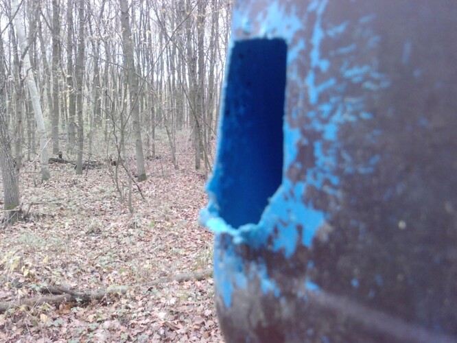 Otisk zubů predátora (mýval, kuna) dobývajícího se do plastové budky.