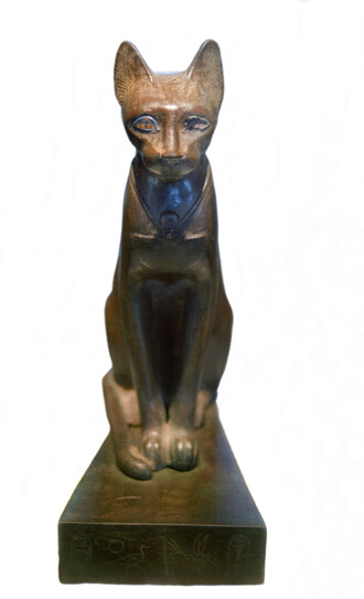 Ve starověkém Egyptě byly kočky zasvěceny bohyni Bastet, která byla zpočátku zobrazována jako malá kočka se lví hlavou, později jako žena s hlavou kočičí. Egypťané kočky uctívali jako božstvo a věřili, že mají moc chránit člověka před zlem. Jejich chov měl kromě kultovního významu i význam ryze praktický, který z racionálního hlediska uctívání koček vysvětloval – obrovské sýpky naplněné obilím byly terčem invazí myší a dalších hlodavců a kočky byly nejúčinnější zbraní proti nim. Dochoval se nespočet kočičích mumií, neboť jejich těla byla po smrti balzamována, i množství sošek koček a bohyně Bastet. Ta na obrázku pochází z egyptských sbírek muzea v Louvru v Paříži.