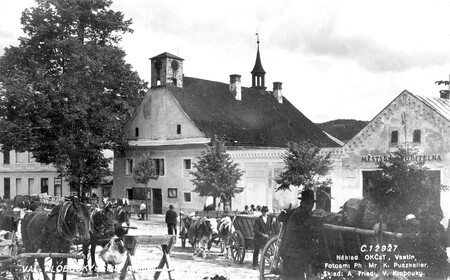 Dobová fotografie vyobrazuje čtyři lípy vysazené 1. května 1919 před městskou spořitelnou ve Valašských Kloboukách. Dnes na místě najdeme pouze jednu z nich.