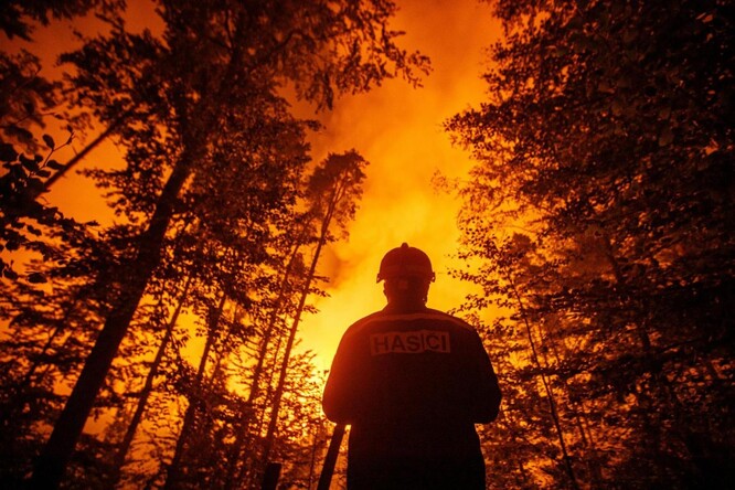 Hasič zasahující při požáru v Národním parku České Švýcarsko.