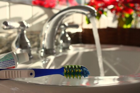 Čistíte si zuby při puštěné vodě? Změnit takový zlozvyk je skoro zadarmo.