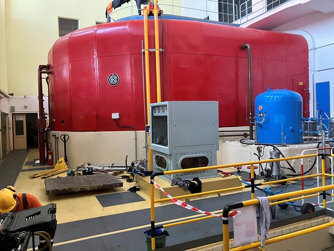 Strojovna v době oprav soustrojí. Strojovna v době oprav soustrojí.