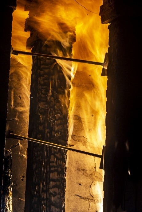 Obrázek 4: Experiment zkoumající vliv orientovaného požáru na hoření dřeva. Autor experimentu: Jakub Šejna, fotograf Jiří Ryzsawy.
