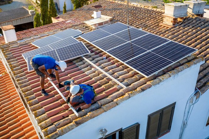 Instalace střešních solárních panelů rozhodně naruší vzhled vašeho obydlí