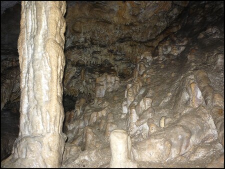 Plavecká jeskyně ve svých tisíci metrech chodeb nabízí úhledná zákoutí s typickými masivními stalagnáty.