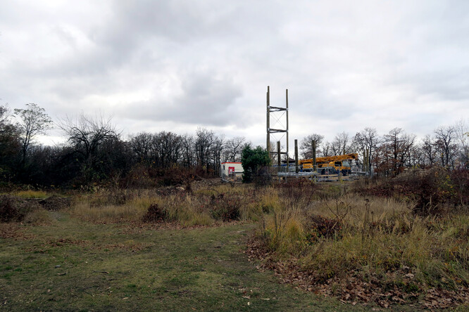Rozestavěná rozhledna - celkový pohled se zelení kolem. Rozestavěná rozhledna - celkový pohled se zelení kolem.