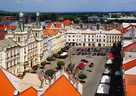 Pernštýnské náměstí v Pardubicích (pohled z věže Zelené brány).