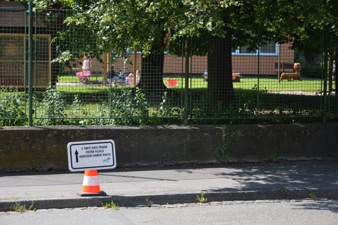 Pozor, postřik. Pozor, postřik.