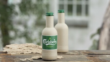 Dánský pivovar Carlsberg vyvíjí papírovou lahev na pivo vyrobenou z udržitelných zdrojů dřevoviny.
