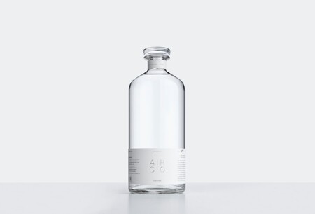 Americký start-up Air.Co nabízí dost originální alkoholický nápoj. Uhlíkově negativní vodku, vyrobenou jen ze dvou ingrediencí - oxidu uhličitého a vody.