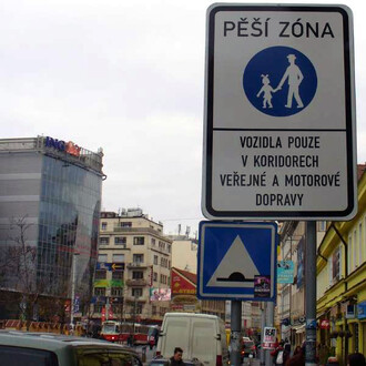 Pěší zóna na Andělu, kam je povolen vjezd všem vozidlům. Zpočátu kromě cyklistů - těm se umožnil vjezd v roce 2008.