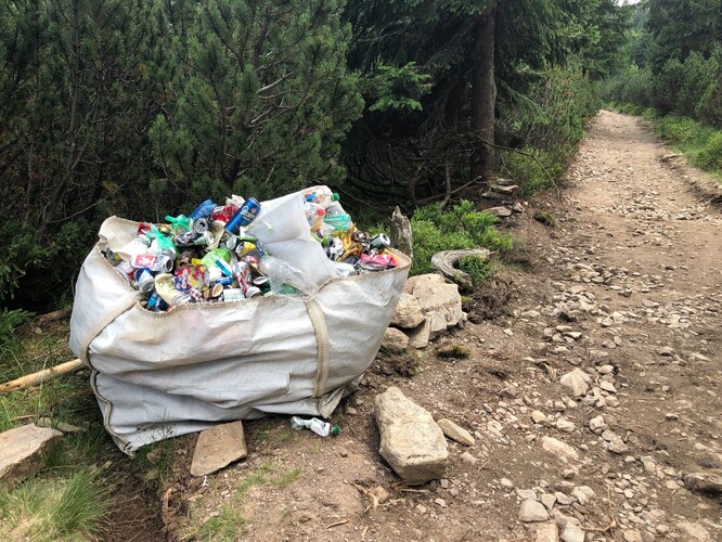 Prázdná taška rovná se odpadkový koš cestou na Růžovou horu.