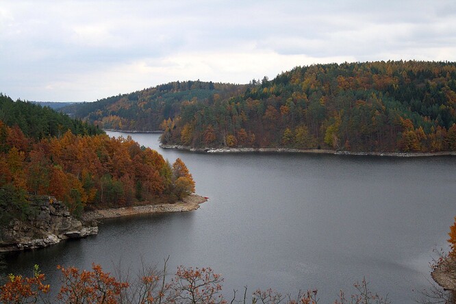 Dalešická přehrada ze skal ostrova Kozlov.