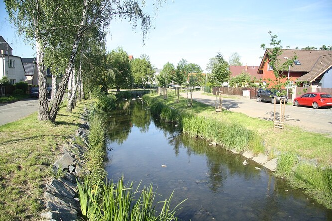 V Lítožnickém rybníce v Praze 10 a v Říčanském potoce, který rybníkem protéká, by mohla být závadná voda z čističky odpadních vod. Byl proto vydán zákaz koupání, odebírání vody a lovu ryb v této oblasti.
