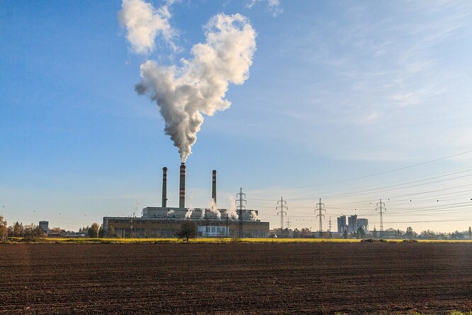 V Evropském parlamentu je jasná většina pro snižování emisí. Na ilustračním snímku elektrárna Opatovice.