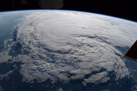 Severní pobřeží Mexického zálivu zaplavil koncem srpna bezprecedentním úhrnem srážek hurikán Harvey (na snímku).