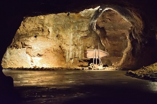 Návštěvníci koncertu si mohli před jeho začátkem prohlédnout jeskynní systém Výpustek, který má oproti jiným jeskyním Moravského krasu odlišnou historii i atmosféru. Za druhé světové války tam nacisté vybudovali podzemní továrnu.