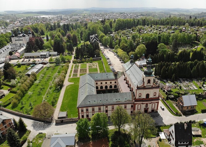 Letecký pohled na bývalý klášter ve Vrchlabí, nově hlavní Návštěvnické centrum KRNAP