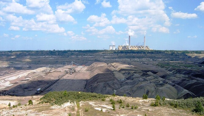 Z unijních zemí je Polsko nejvíce závislé na uhlí. V současnosti vyrábí přibližně 70 procent elektřiny z fosilních paliv.