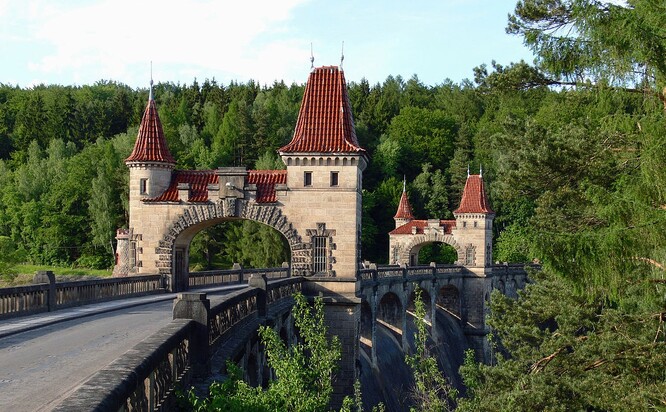 Přehrada byla postavena v letech 1910 až 1919 v romantizujícím duchu a patří mezi nejkrásnější české přehrady.