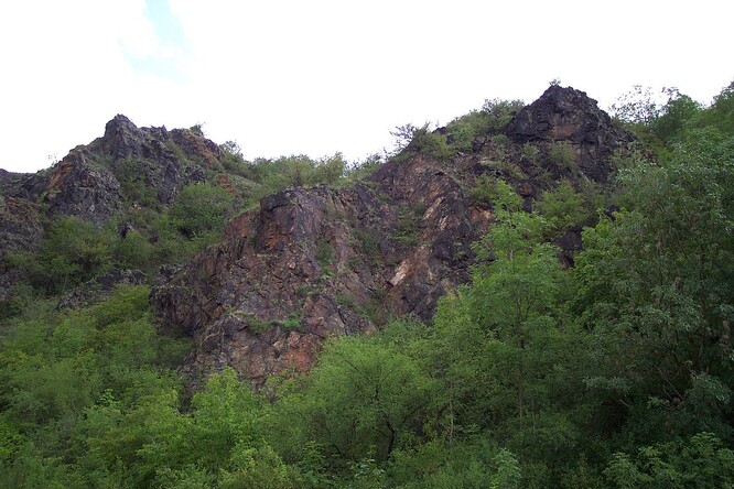 Předmětem ochrany je také krajinářsky cenný skalní komplex na pravém břehu kaňonovitého údolí Vltavy s výchozy proterozoických břidlic a žil vulkanických proterozoických hornin.