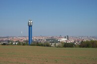 Praha, pohled na vodárenskou věž na Žvahově z Hlubočep/Radlic