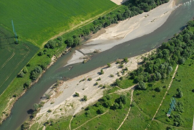 Bečva si po povodni v roce 1997 sama asi na 8 km vytvořila přírodnější koryto. Povodí Moravy to z velké části akceptovalo.