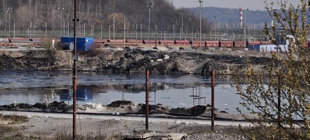 Likvidaci kalů zajišťuje společnost AVE CZ na základě objednávky státu. Z lagun v okolí Ostravy (na obrázku) má postupně vyvézt k likvidaci 91.000 tun kalů, které zůstaly po bývalé výrobě ropných produktů, zejména z podniku Ostramo.