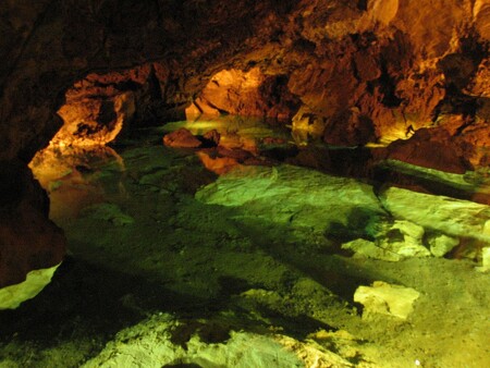 Jedním z oblíbených turistických cílů v Libereckém kraji jsou Bozkovské dolomitové jeskyně. Součástí přírodní památky je i vůbec největší podzemní jezero v Čechách - Jezerní dóm - s hladinou o ploše 320 metrů čtverečních.