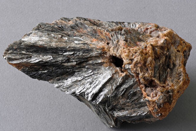 Cinvaldit je relativně komplikovaný minerál, který se vyskytuje (jak název napovídá) zejména na Cínovci.